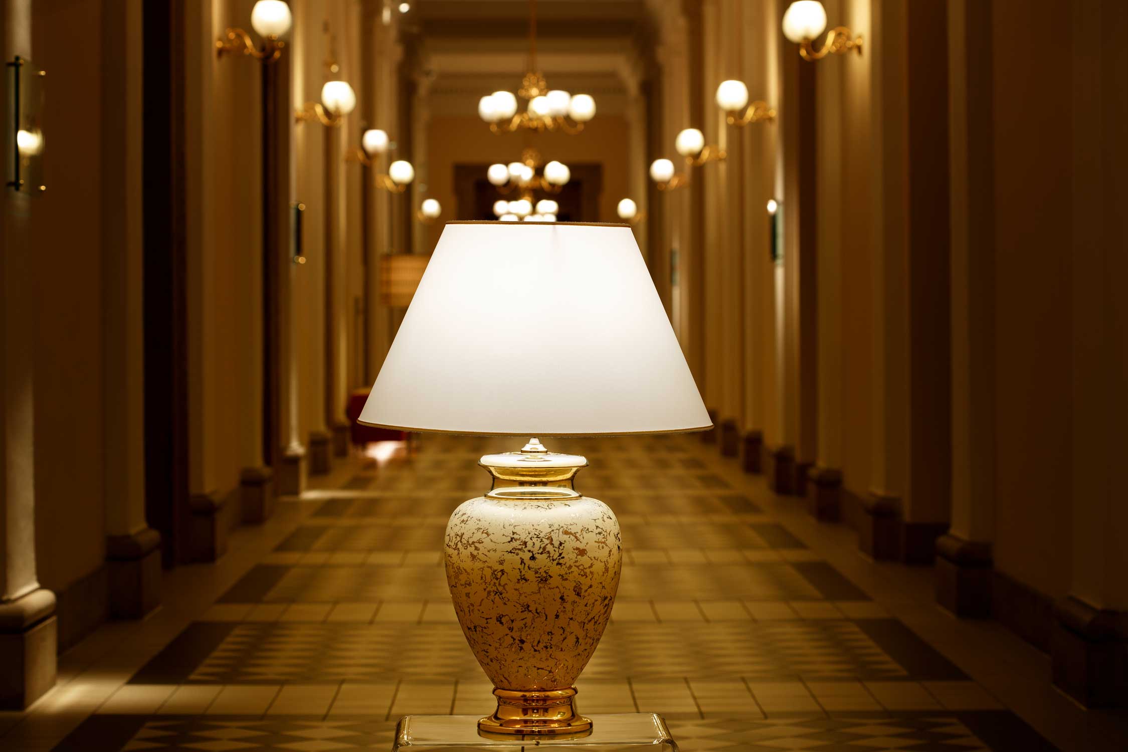 Lunatre Adornamento – handgefertigte Tischlampe aus Italien #shade:beige